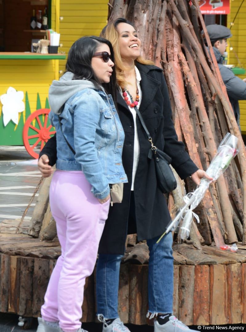 Баку отмечает Международный женский день - 8 Марта - Фотосессия