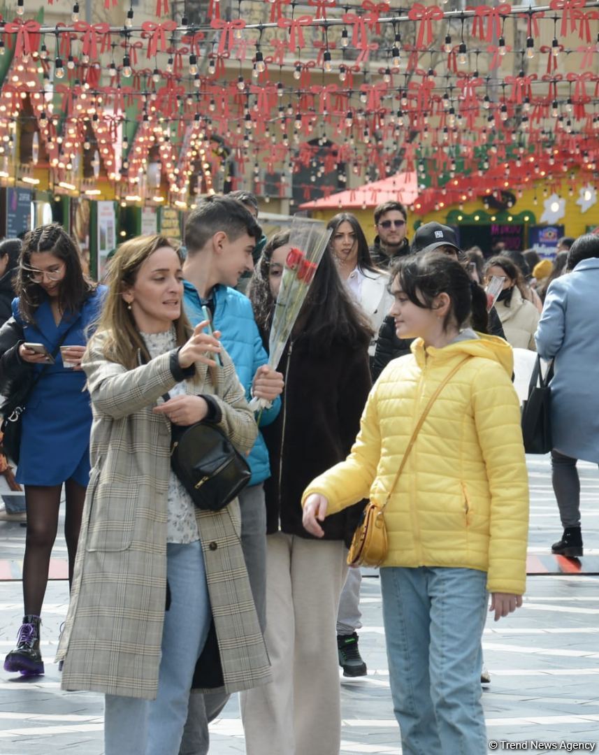 Баку отмечает Международный женский день - 8 Марта - Фотосессия