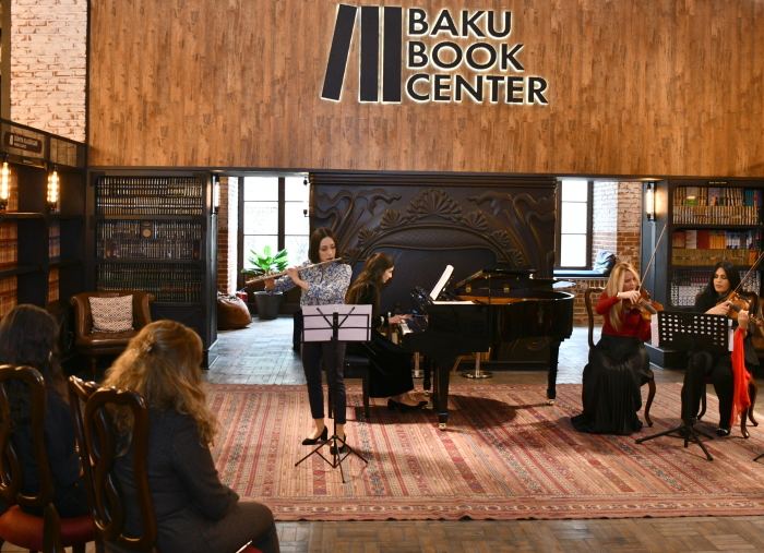 Музыка среди книг – подарок от юных талантов (ФОТО)