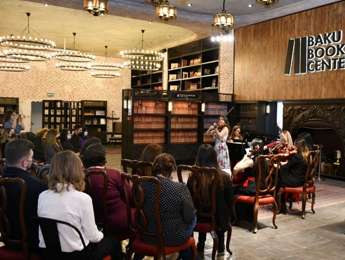 Музыка среди книг – подарок от юных талантов (ФОТО)