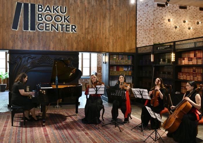 Музыка среди книг – подарок от юных талантов (ФОТО)