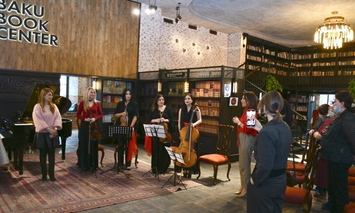 Музыка среди книг – подарок от юных талантов (ФОТО)