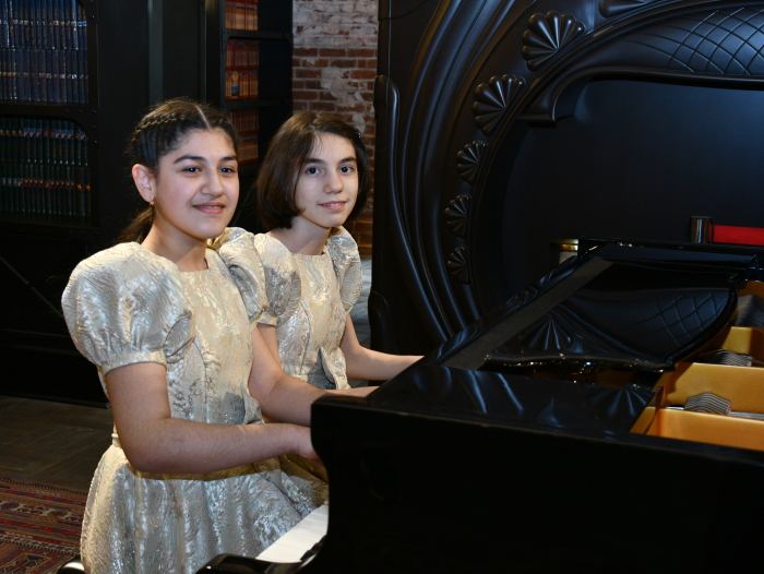 Музыка среди книг – подарок от юных талантов (ФОТО)