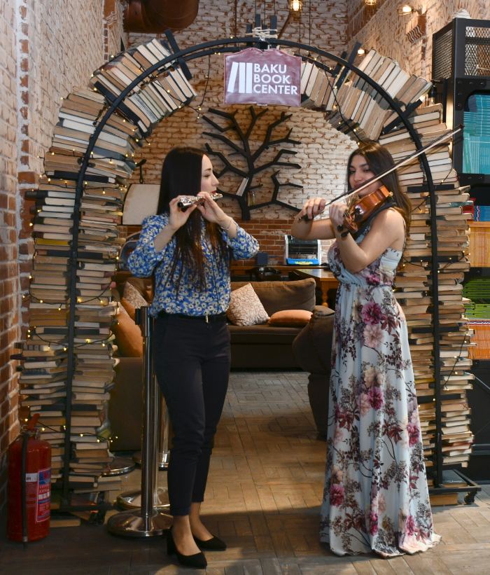 Музыка среди книг – подарок от юных талантов (ФОТО)