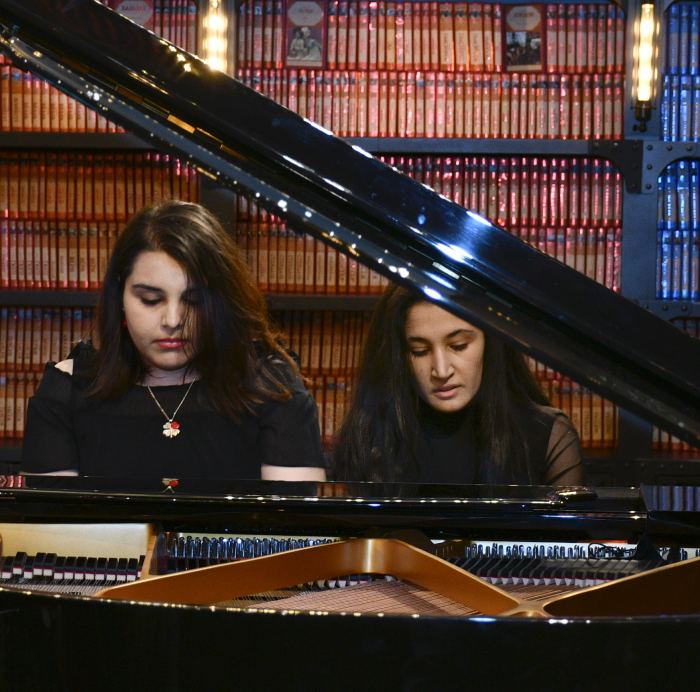 Музыка среди книг – подарок от юных талантов (ФОТО)