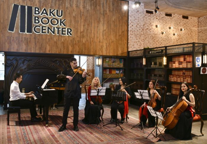 Музыка среди книг – подарок от юных талантов (ФОТО)