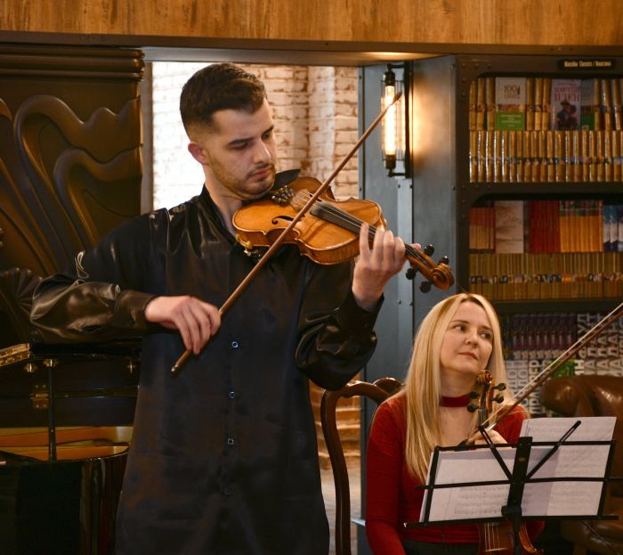 Музыка среди книг – подарок от юных талантов (ФОТО)