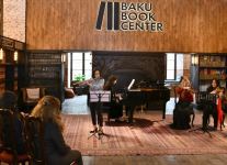 Музыка среди книг – подарок от юных талантов (ФОТО)