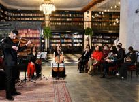 Музыка среди книг – подарок от юных талантов (ФОТО)