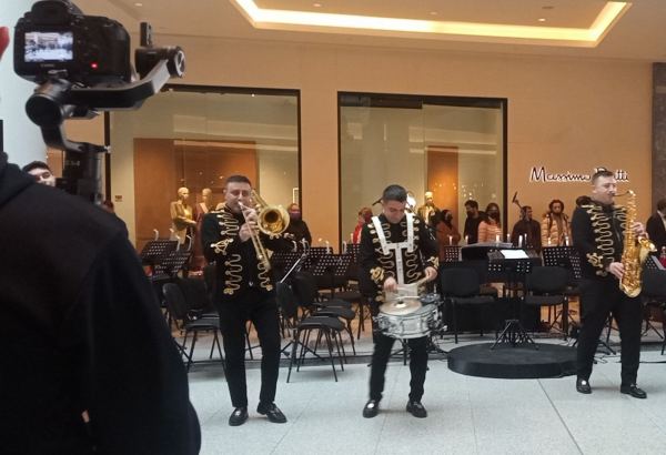 Из метро в Gənclik Mall - шоу в честь Дня национального театра (ВИДЕО, ФОТО)