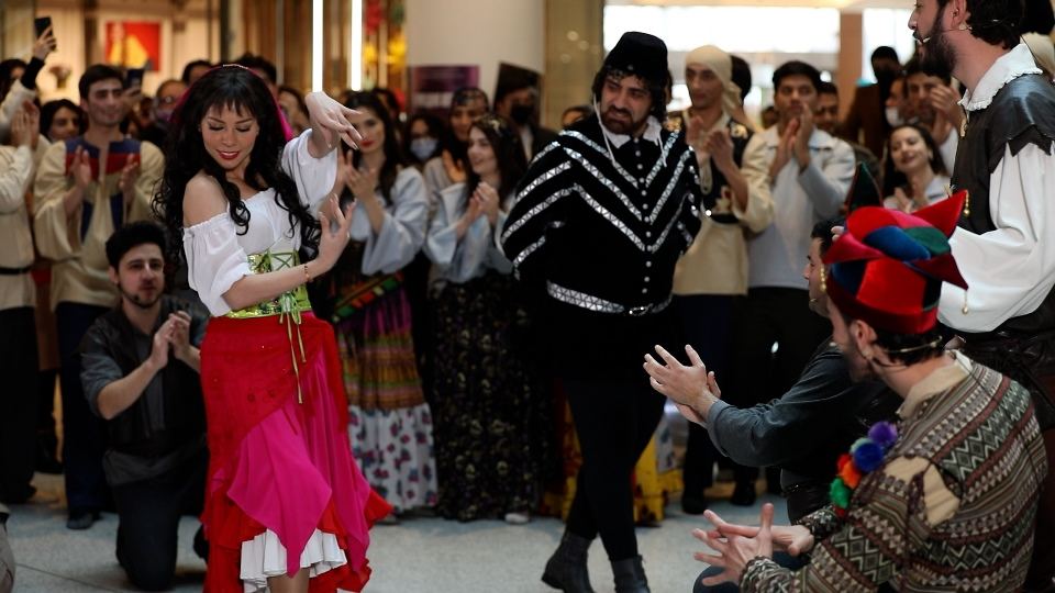 Из метро в Gənclik Mall - шоу в честь Дня национального театра (ВИДЕО, ФОТО)