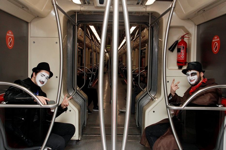 Из метро в Gənclik Mall - шоу в честь Дня национального театра (ВИДЕО, ФОТО)