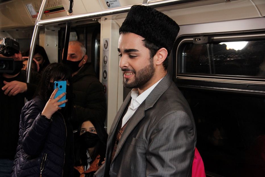 Из метро в Gənclik Mall - шоу в честь Дня национального театра (ВИДЕО, ФОТО)