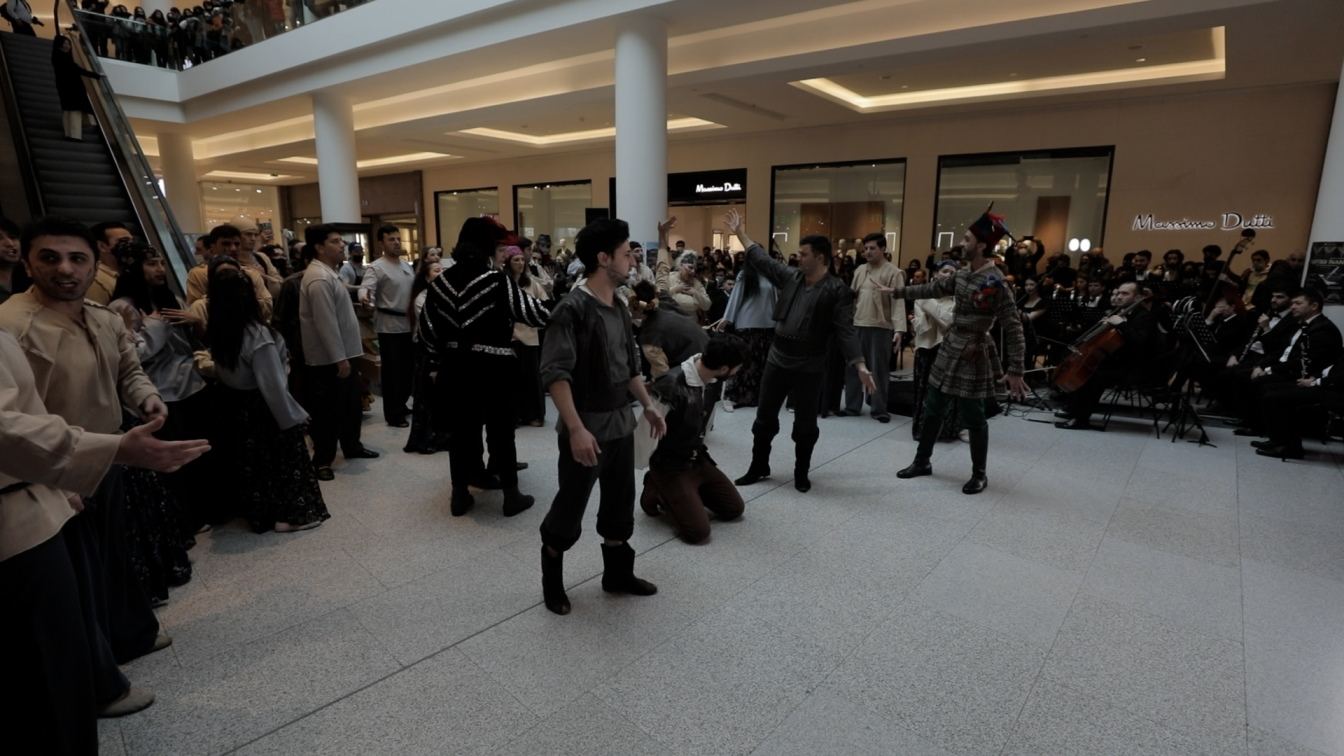 Из метро в Gənclik Mall - шоу в честь Дня национального театра (ВИДЕО, ФОТО)