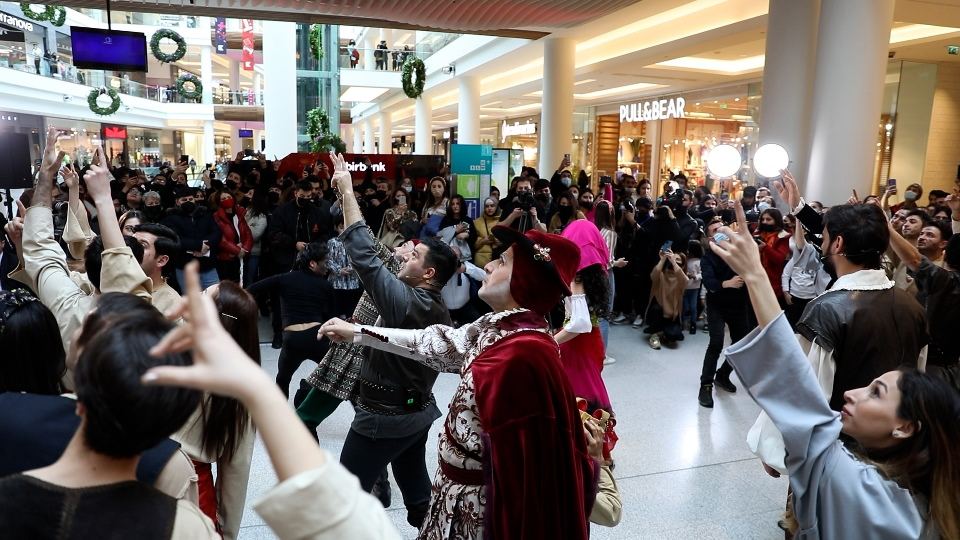 Из метро в Gənclik Mall - шоу в честь Дня национального театра (ВИДЕО, ФОТО)