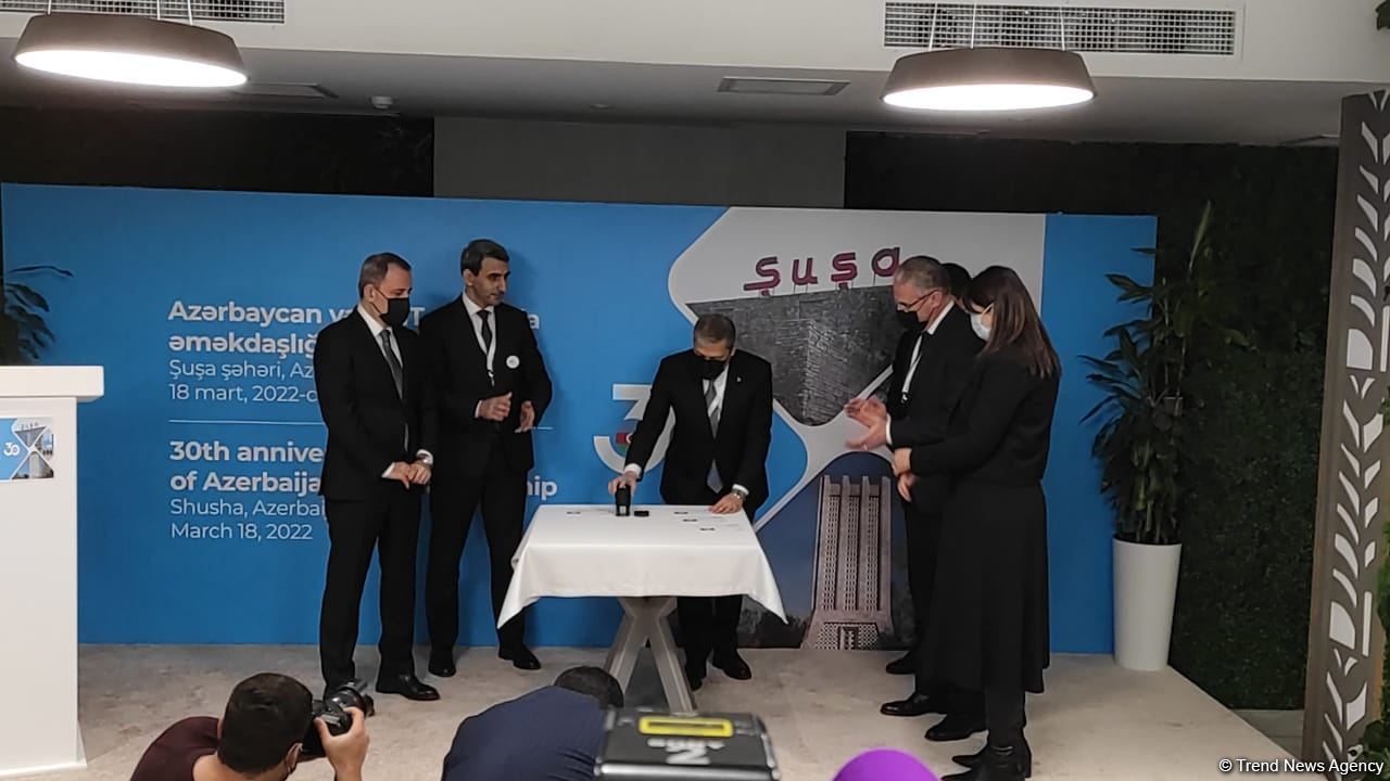 В Шуше презентована почтовая марка, посвященная 30-летию партнерства Азербайджана и ООН (ФОТО)