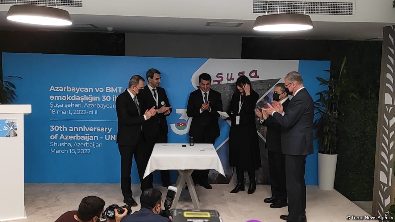В Шуше презентована почтовая марка, посвященная 30-летию партнерства Азербайджана и ООН (ФОТО)