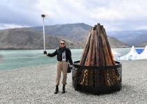 Президент Ильхам Алиев и Первая леди Мехрибан Алиева разожгли в поселке Суговушан праздничный костер (ФОТО/ВИДЕО)
