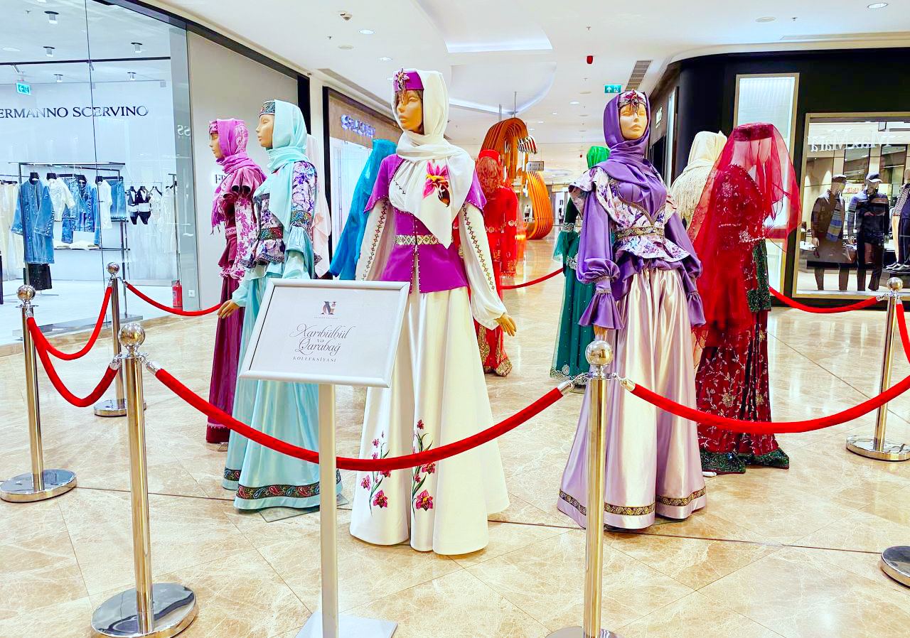 Впервые представлена коллекция Гюльнары Халиловой "Харыбюльбюль" (ФОТО)