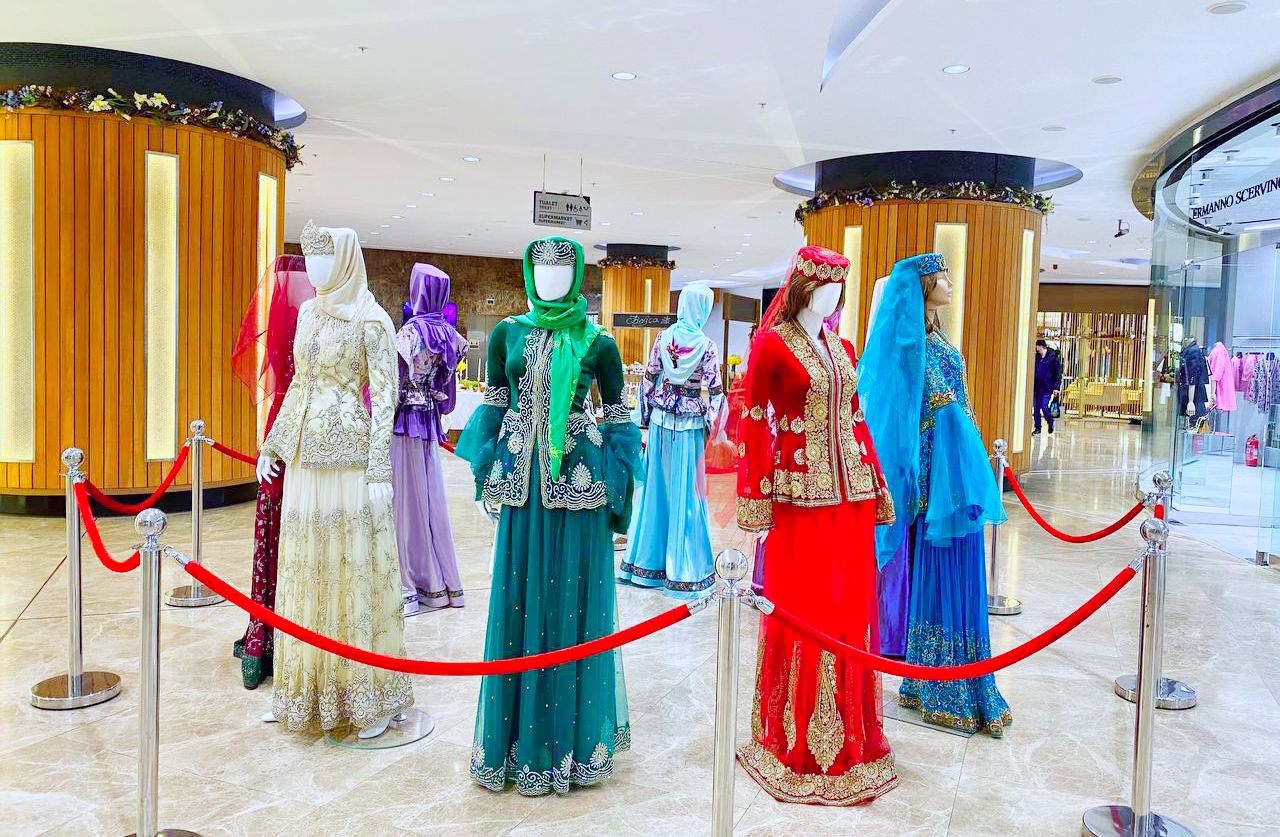 Впервые представлена коллекция Гюльнары Халиловой "Харыбюльбюль" (ФОТО)