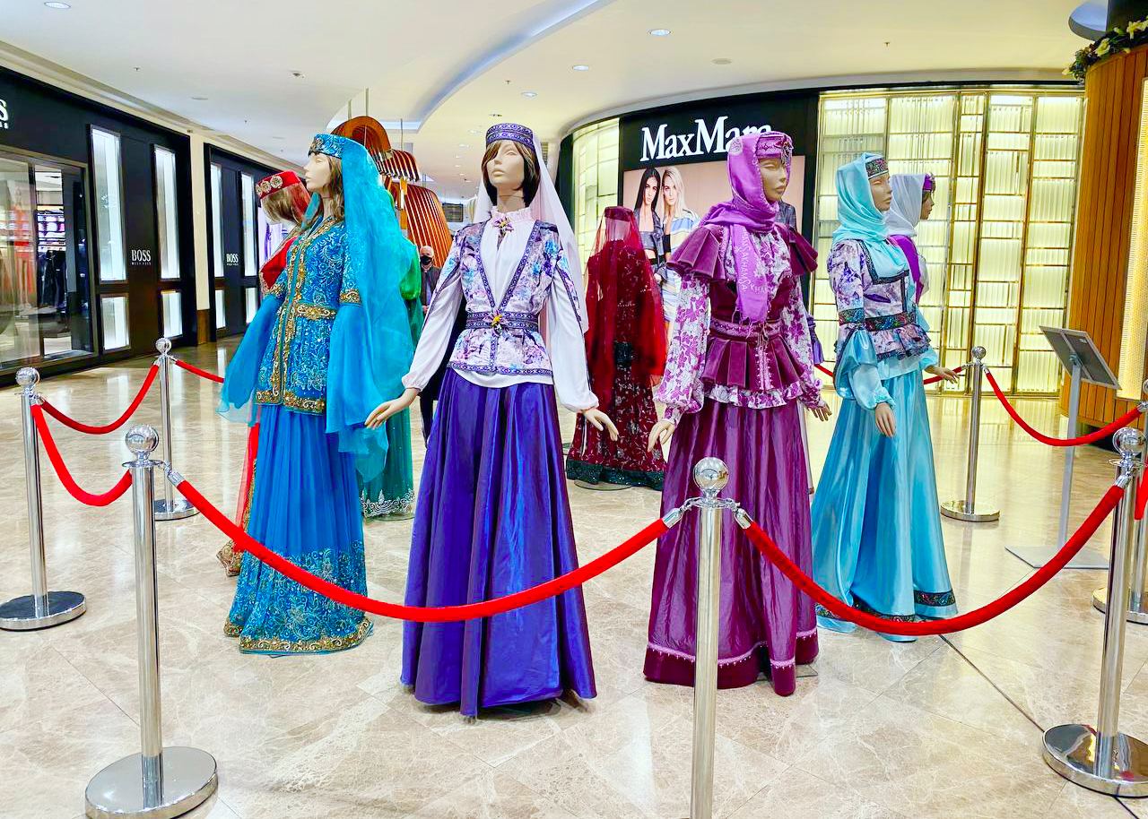 Впервые представлена коллекция Гюльнары Халиловой "Харыбюльбюль" (ФОТО)