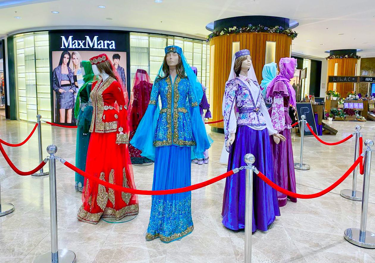 Впервые представлена коллекция Гюльнары Халиловой "Харыбюльбюль" (ФОТО)