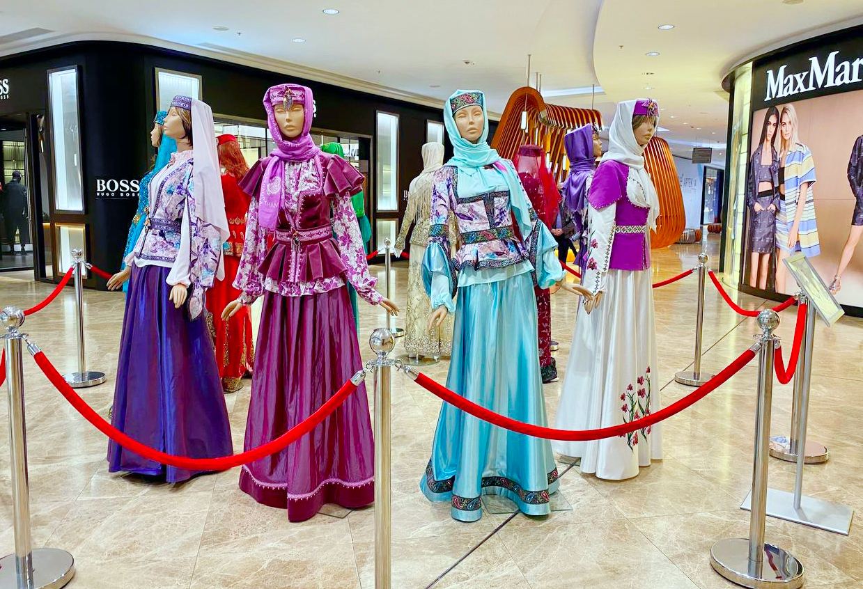 Впервые представлена коллекция Гюльнары Халиловой "Харыбюльбюль" (ФОТО)