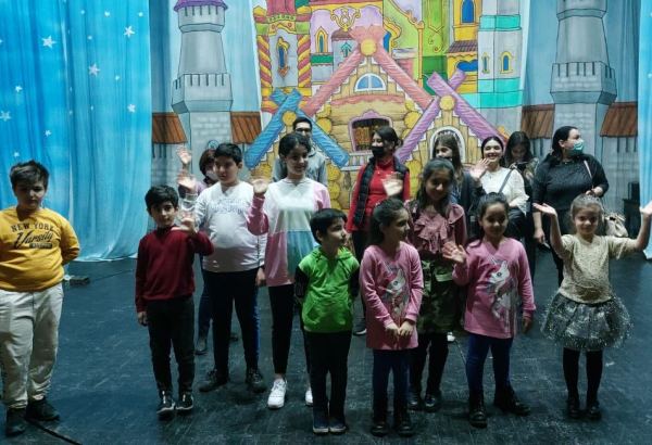 Один день в Бакинской русдраме – экскурсия за кулисы (ФОТО)