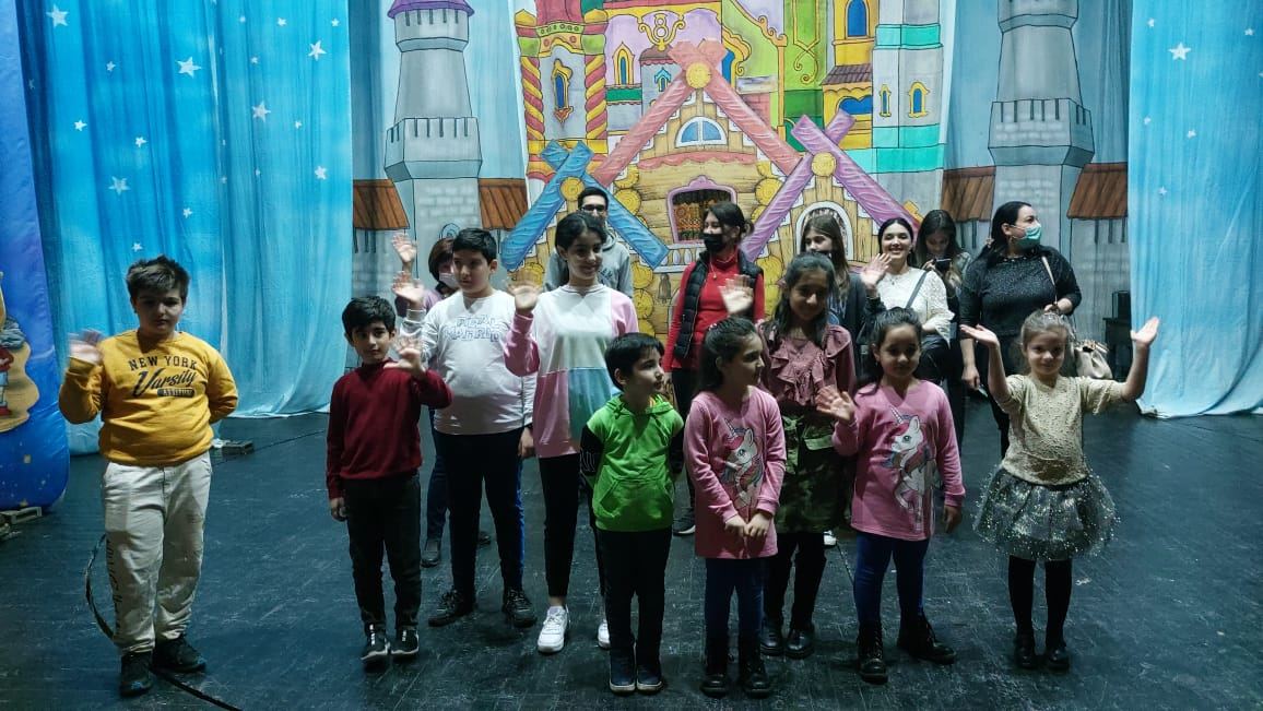 Один день в Бакинской русдраме – экскурсия за кулисы (ФОТО)