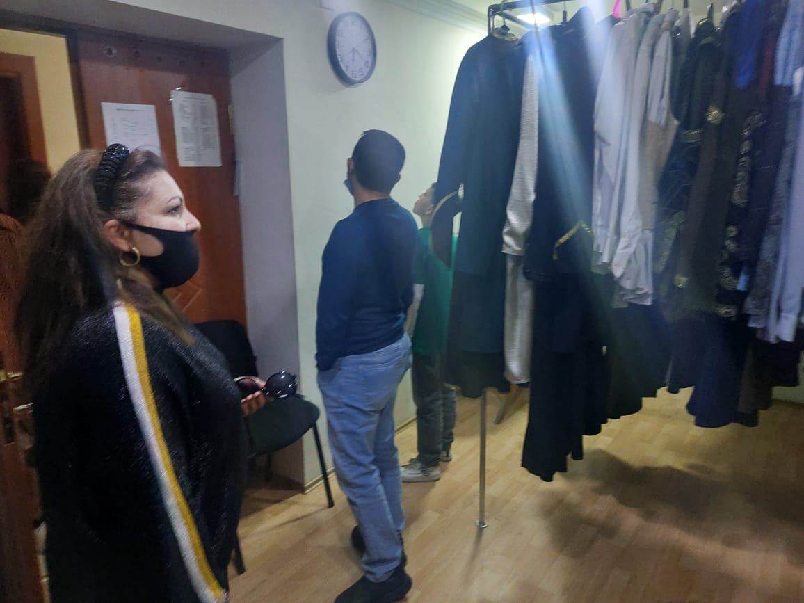 Один день в Бакинской русдраме – экскурсия за кулисы (ФОТО)