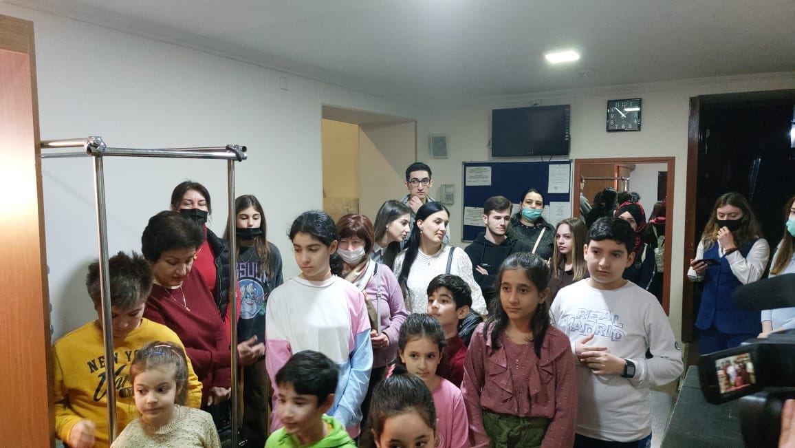 Один день в Бакинской русдраме – экскурсия за кулисы (ФОТО)