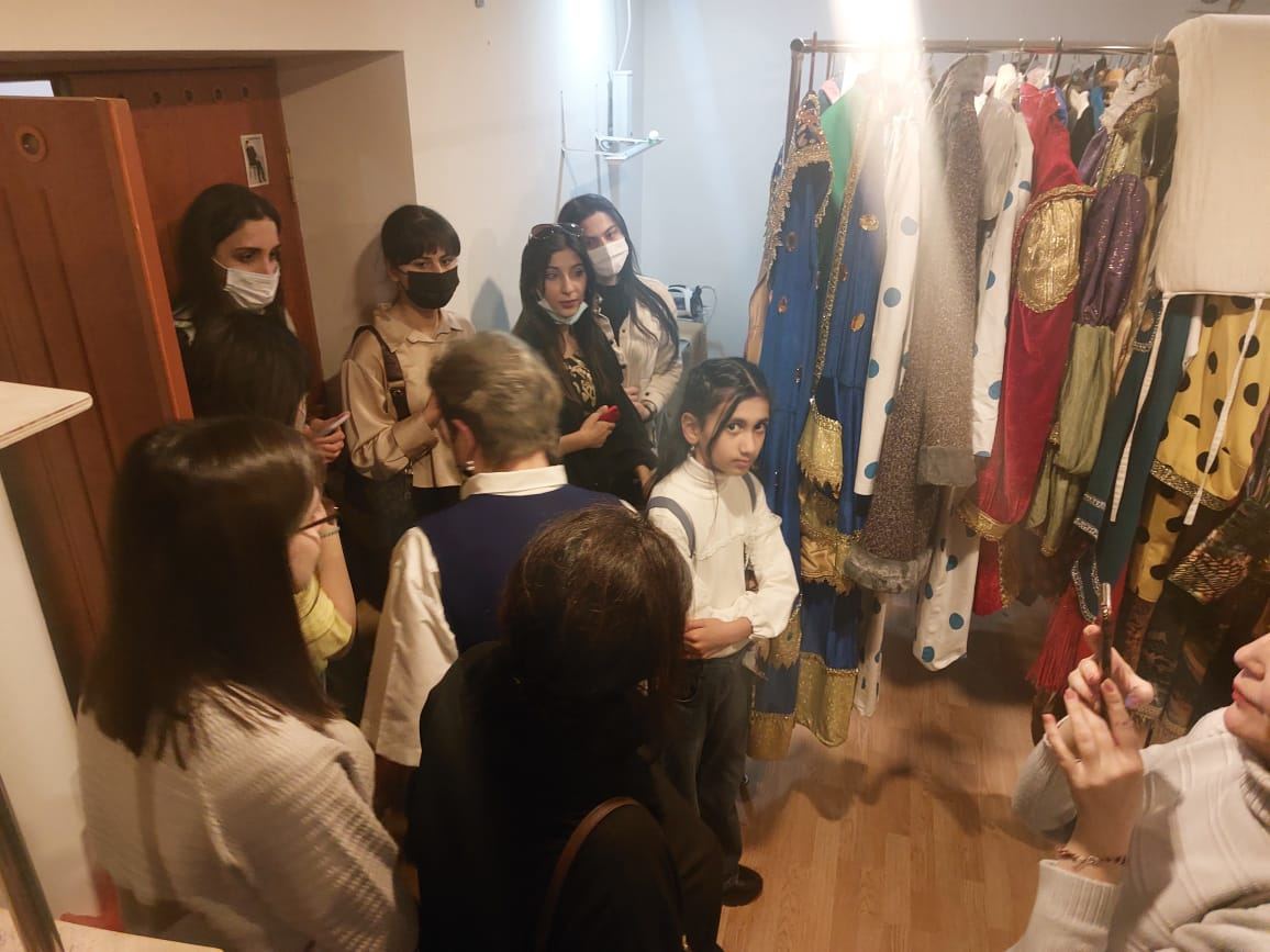 Один день в Бакинской русдраме – экскурсия за кулисы (ФОТО)