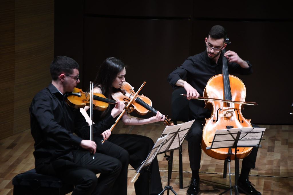 Виола, виолин, виолончель – дебют на бакинской сцене (ФОТО)