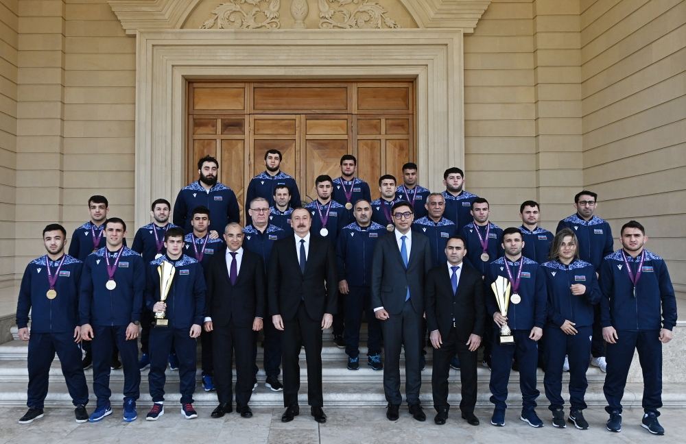 Президент Ильхам Алиев принял членов сборной Азербайджана, участвовавших в чемпионате Европы по борьбе в Венгрии  (ФОТО/ВИДЕО)