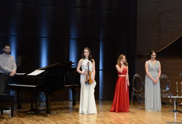 Поэтическое свидание в Баку и разговоры о любви (ФОТО)