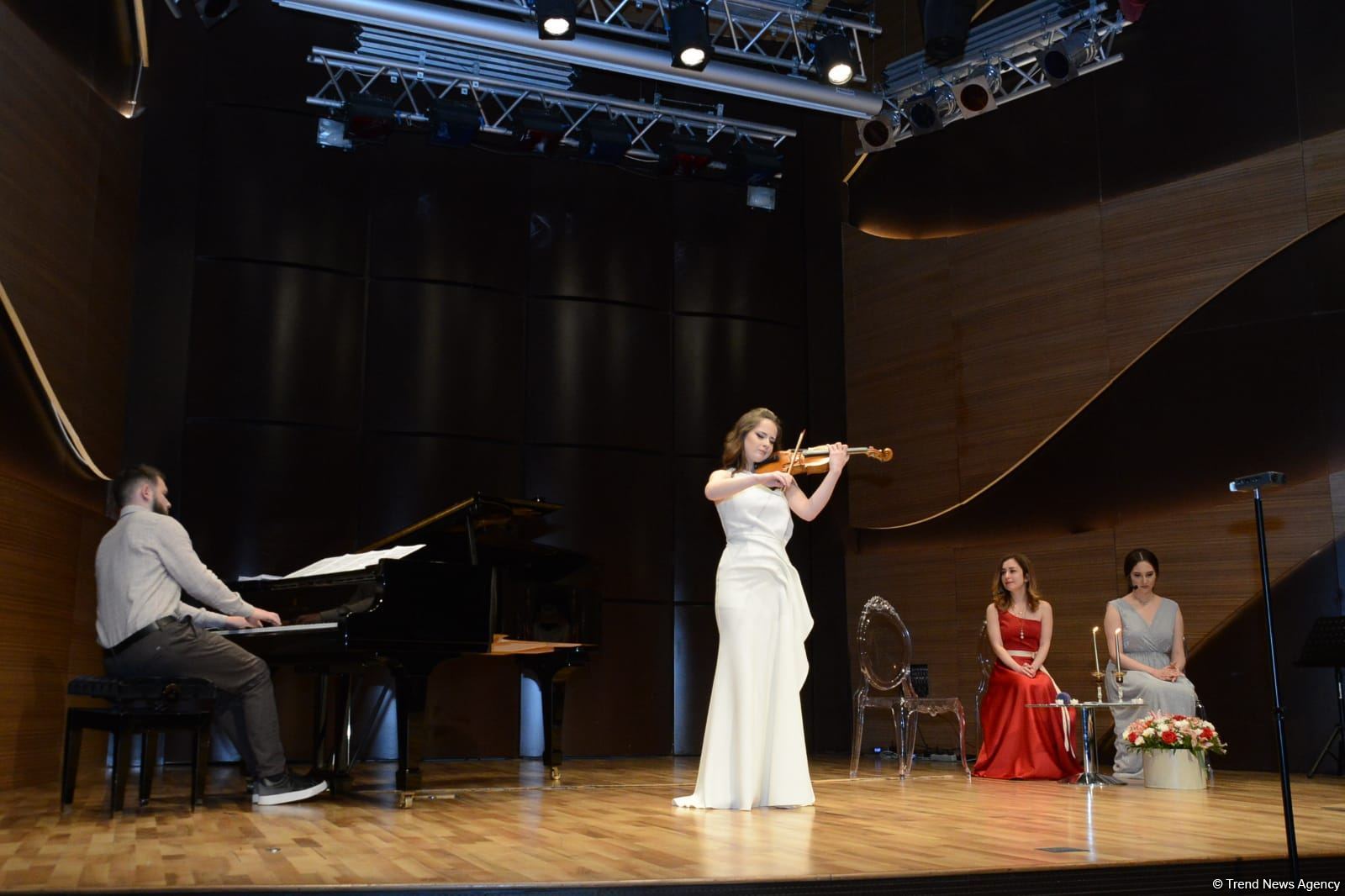 Поэтическое свидание в Баку и разговоры о любви (ФОТО)