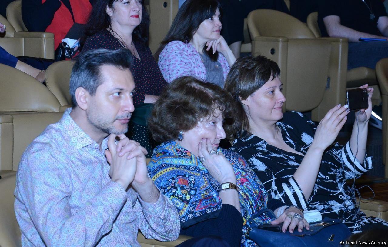 Поэтическое свидание в Баку и разговоры о любви (ФОТО)