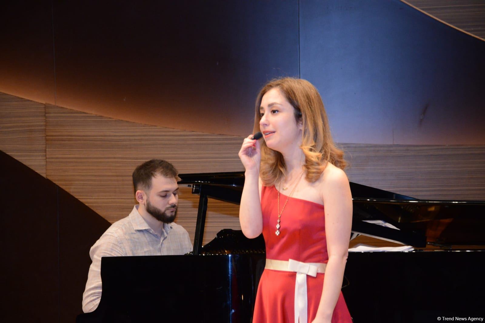 Поэтическое свидание в Баку и разговоры о любви (ФОТО)