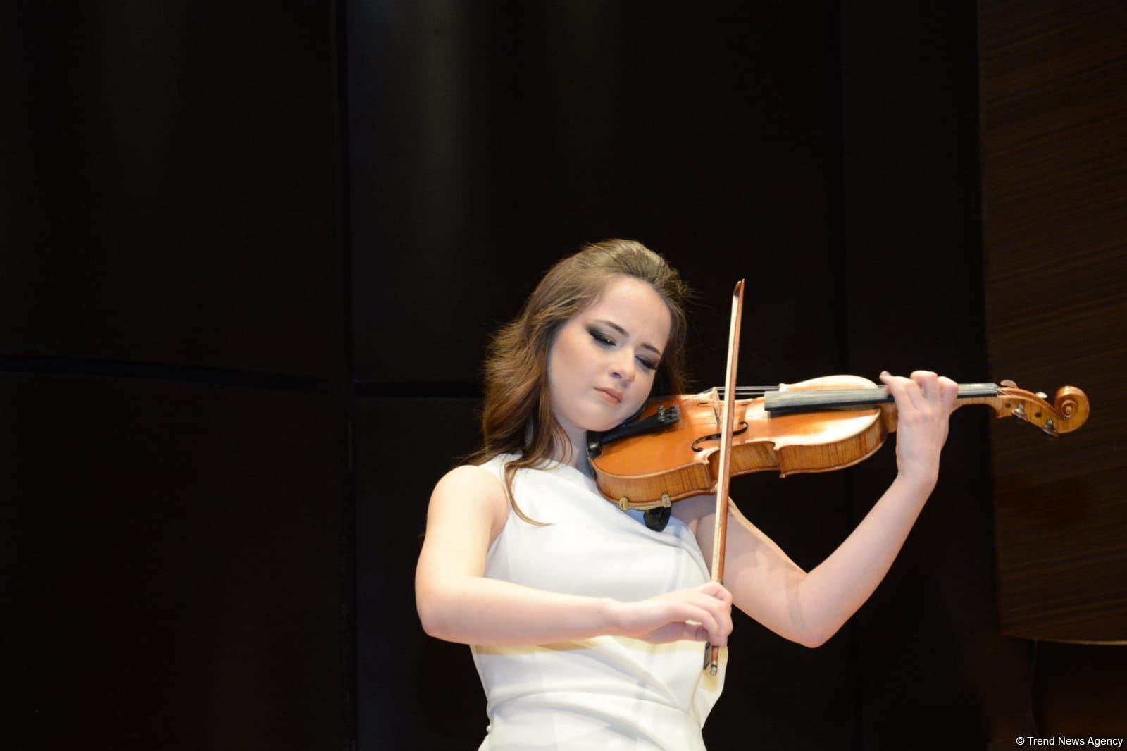 Поэтическое свидание в Баку и разговоры о любви (ФОТО)