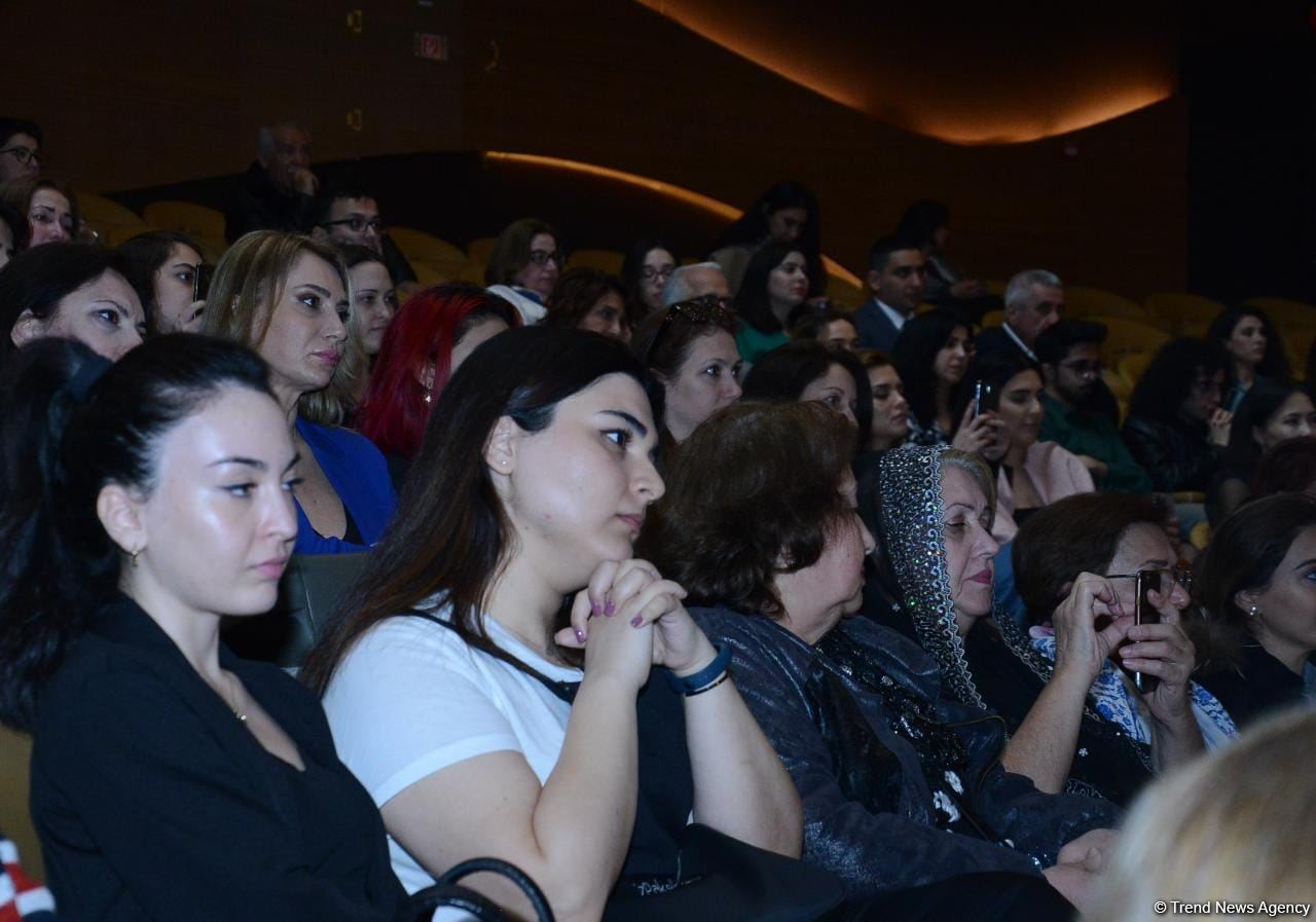 Поэтическое свидание в Баку и разговоры о любви (ФОТО)