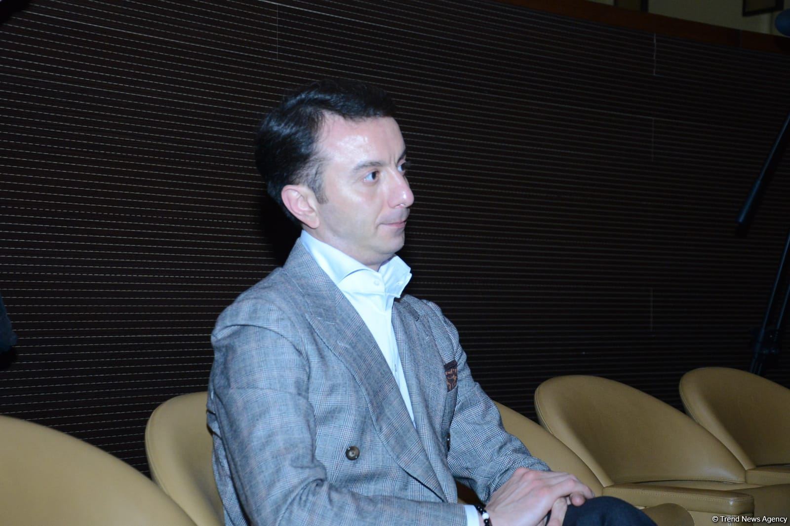 Поэтическое свидание в Баку и разговоры о любви (ФОТО)