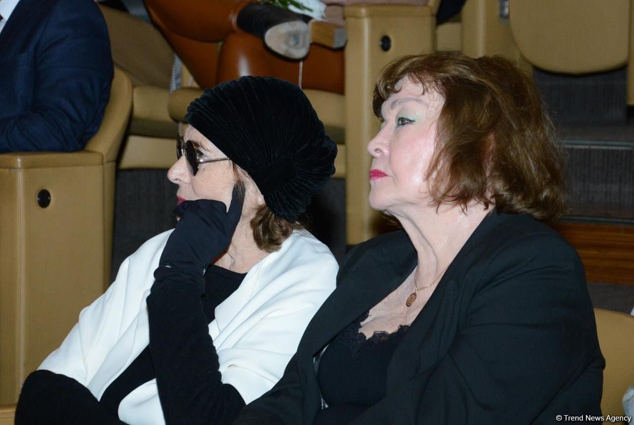 Поэтическое свидание в Баку и разговоры о любви (ФОТО)