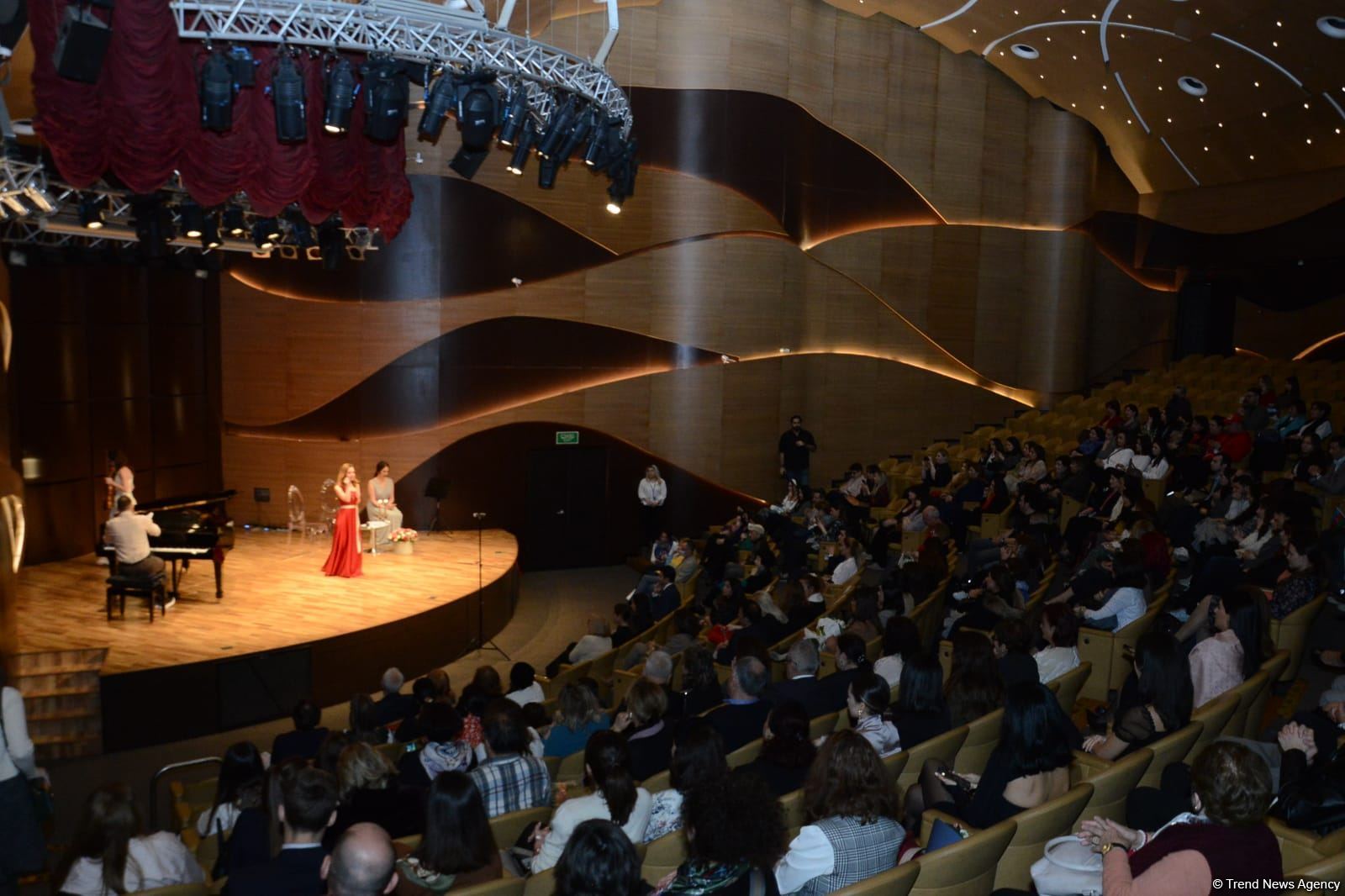 Поэтическое свидание в Баку и разговоры о любви (ФОТО)