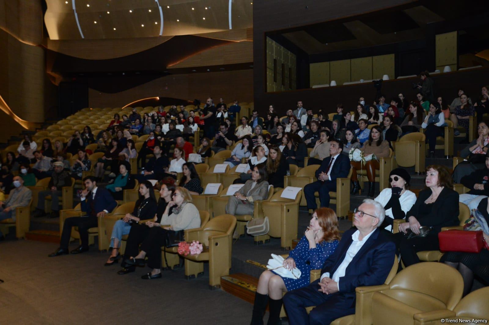 Поэтическое свидание в Баку и разговоры о любви (ФОТО)