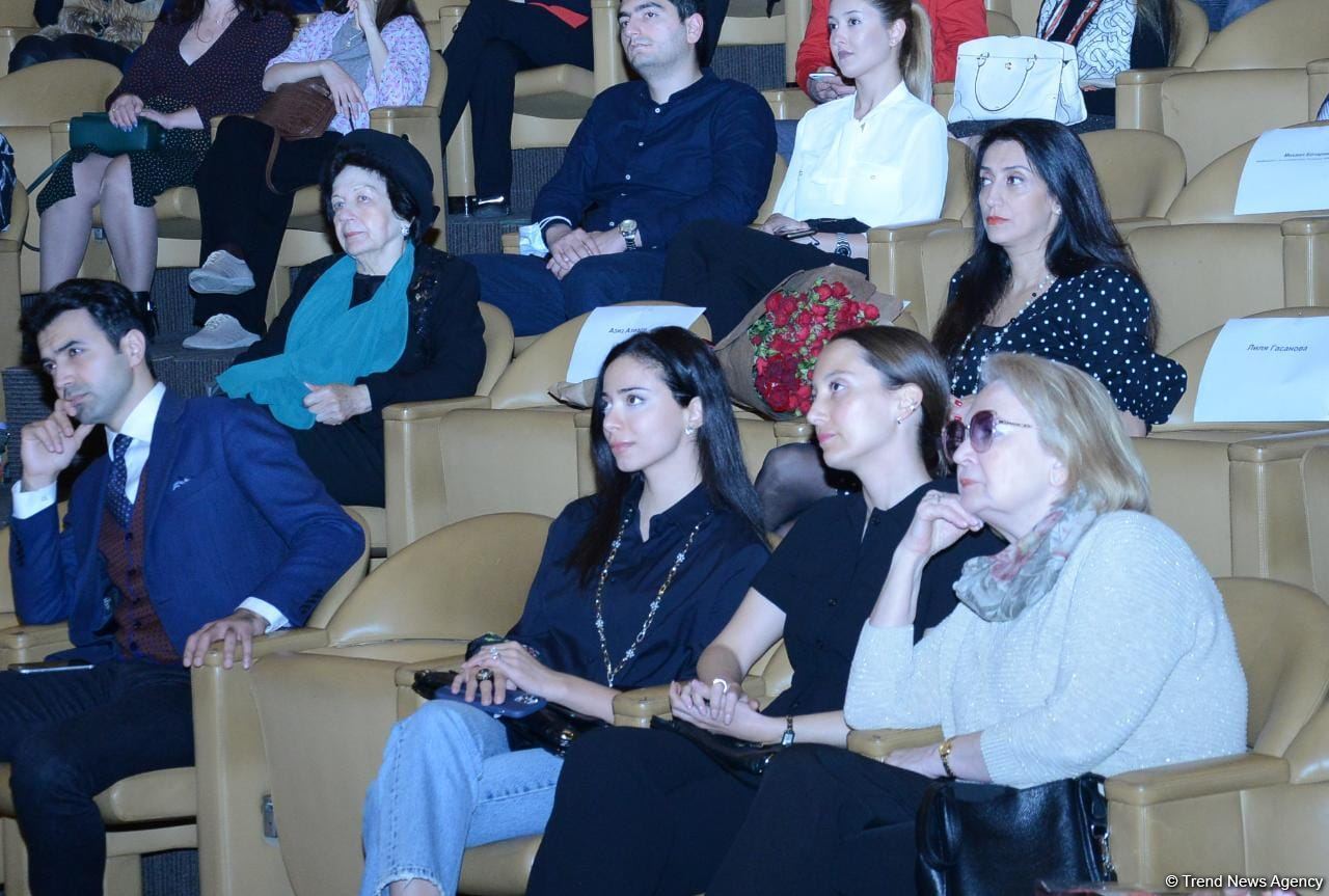 Поэтическое свидание в Баку и разговоры о любви (ФОТО)