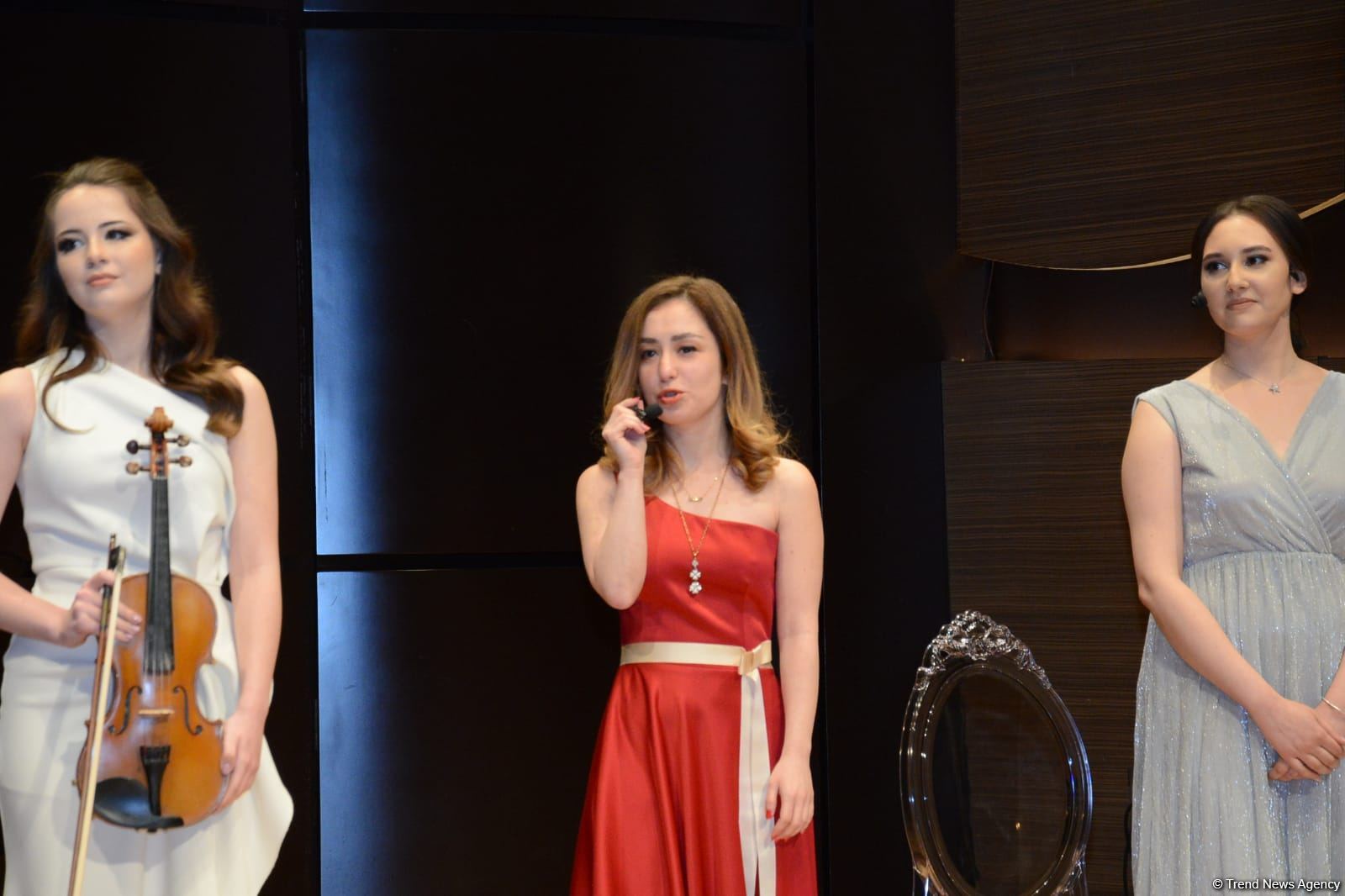 Поэтическое свидание в Баку и разговоры о любви (ФОТО)