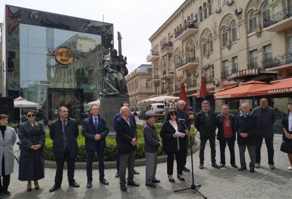 В Баку стартовал проект Təmiz heykəl: представлен маршрут Хуршидбану Натаван - Мирза Фатали Ахундзаде (ФОТО/ВИДЕО)