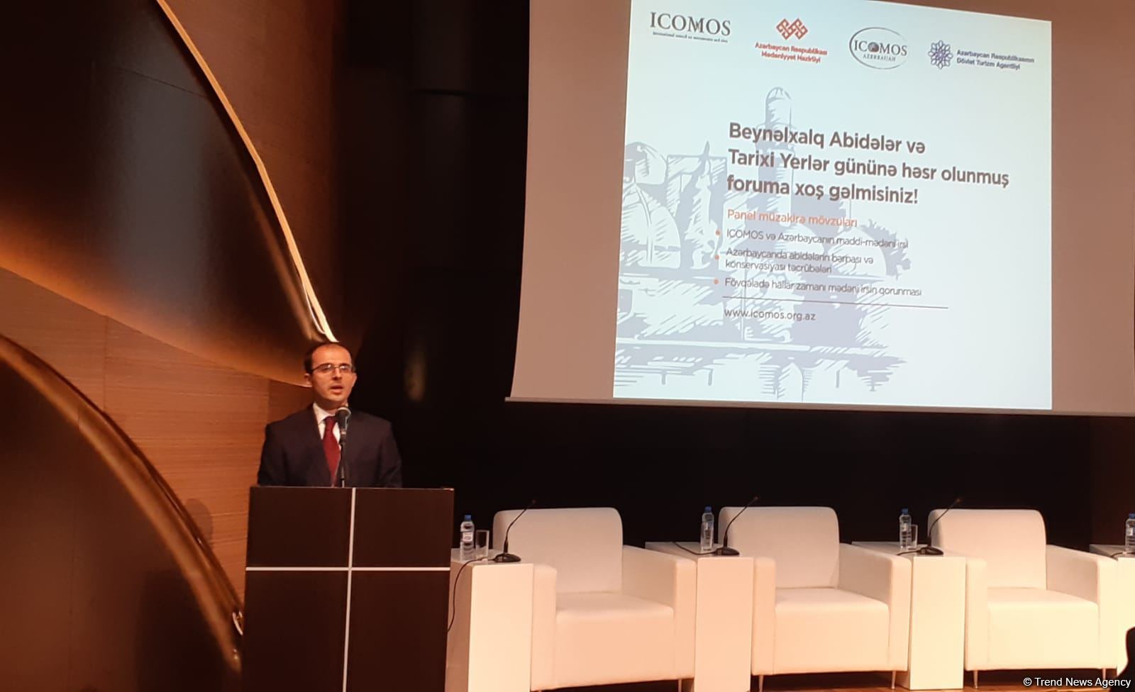 В Баку начал работу форум, посвященный Международному дню памятников и исторических мест (ФОТО)