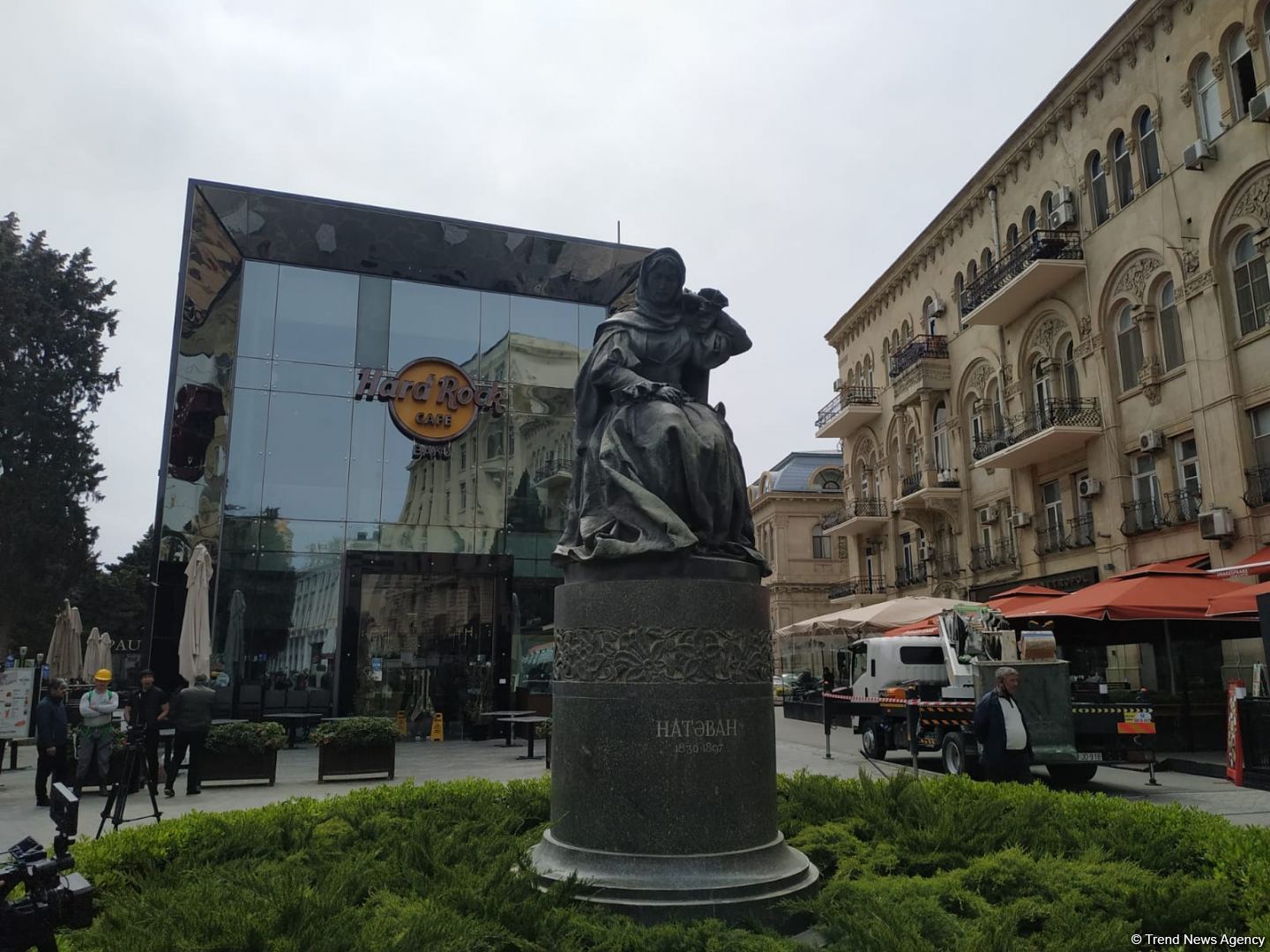 В Баку стартовал проект Təmiz heykəl: представлен маршрут Хуршидбану Натаван - Мирза Фатали Ахундзаде (ФОТО/ВИДЕО)