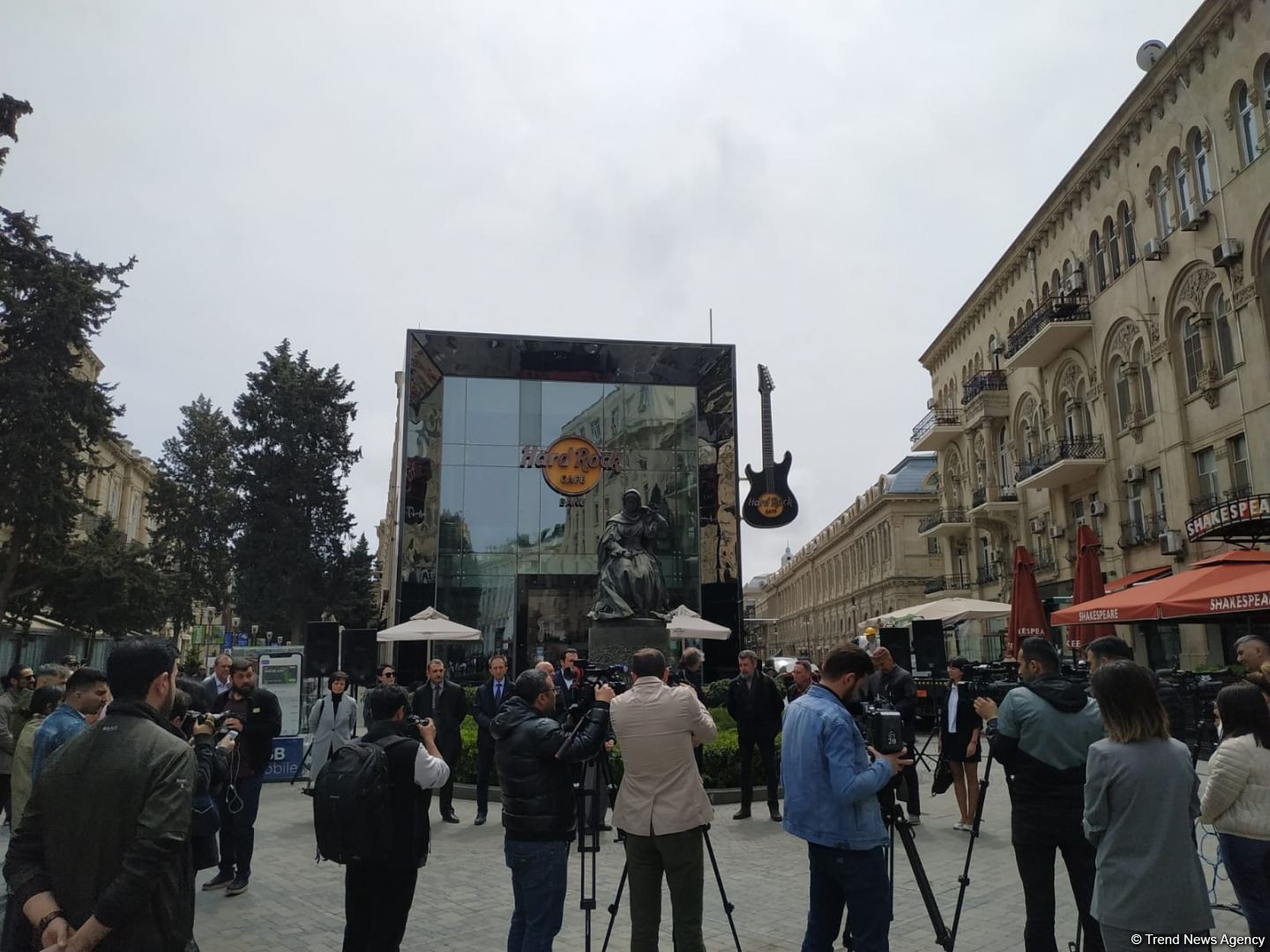 В Баку стартовал проект Təmiz heykəl: представлен маршрут Хуршидбану Натаван - Мирза Фатали Ахундзаде (ФОТО/ВИДЕО)